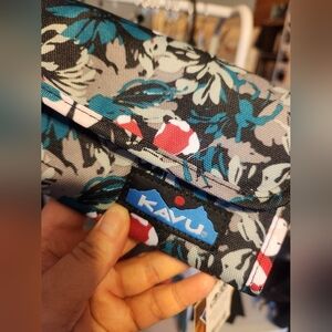 NWT - KAVU Mondo Spender Painted Floral Trifold Wallet